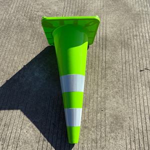 مخروط أمان من البولي فينيل كلوريد مع شريط عاكس عالي 70 سم للطرق الحضرية - Product Image 3