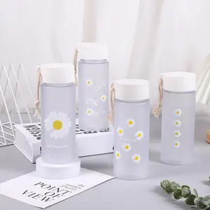 Botella de agua de vidrio mate transparente con margaritas pequeñas, botella de zumo creativa con cuerda portátil, taza de té de viaje