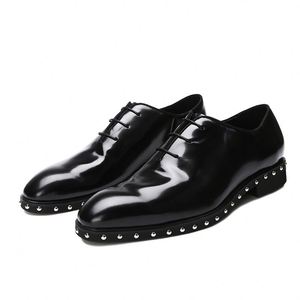 Chaussures habillées de luxe pour hommes en gros - Noir premium avec rivets décoratifs, chaussures habillées en cuir véritable à bout rond - Product Image 2