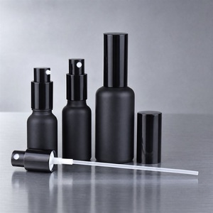 Ensemble de flacons cosmétiques avec pompe pulvérisatrice, emballage noir mat vide pour sérum de soin de la peau, fournisseur en gros - Product Image 1