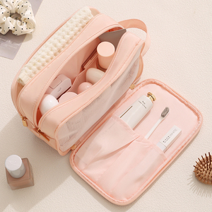 Sac de voyage portable pour maquillage et articles de toilette, résistant à l'eau, à trois couches, avec double fermeture éclair et poignée souple, personnalisable - Product Image 4