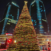 Nouvelle conception d'arbre de Noël traditionnel géant vert, taille personnalisée, arbre de Noël d'extérieur avec lumières LED et bulles