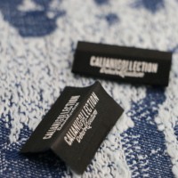 Label Pakaian Leher Satin Halus Berkualitas Tinggi, Custom, Non-Woven, Hot Stamping, Ramah Lingkungan, Bentuk Persegi Panjang/Persegi, Kepadatan Benang Tinggi, Bermerek