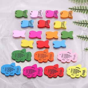 Perles en <span class=keywords><strong>bois</strong></span> en forme de poisson, motif dessin animé mignon, colorées, pour DIY, accessoires pour petits paniers, perles détachées - Product Image 1