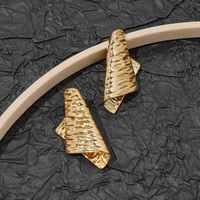 Pendientes de botón dorados EDGE con diseño esculpido y textura arrugada, pendientes llamativos abstractos de barra de metal plegada y texturizada para mujer