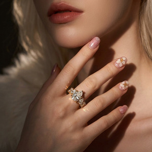 Anillo abierto de plata de ley S925 con hilera irregular de moissanita, anillo apilable de lujo para mujer, para regalo de compromiso. - Product Image 3