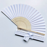 Boîtes cadeaux pour éventails pliants de mariage, disponibles en plusieurs couleurs, et éventails en papier exquis avec motifs ajourés.