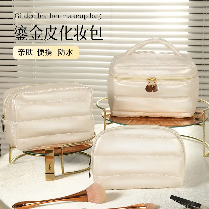Nuova borsa cosmetica con design trapuntato in nylon gonfio impermeabile per la pelle borsa cosmetica portatile da donna