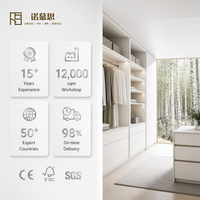 Dressing de luxe laqué blanc cassé pour projet de villa moderne avec poignées métalliques