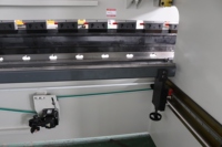 Presse plieuse CNC WC67K entièrement automatique de 250 tonnes et 3200 mm avec pompe pour barres de torsion, idéale pour les volets de contrôle des inondations et le recyclage de l'eau municipale, certifiée CE