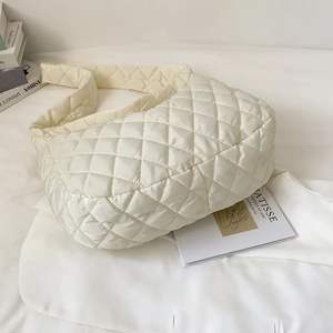 กระเป๋าถือผู้หญิงแบบนุ่มฟู กระเป๋าสะพายไหล่แบบฟูฟ่อง กระเป๋าไนลอนสำหรับผู้หญิงแบบฟูฟ่อง - Product Image 5