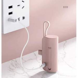 <span class=keywords><strong>Mini</strong></span> Power Bank 3-en-1 Mignonne en Forme de Capsule 5000 mAh avec Câble et Support Téléphone Intégrés, Idéale comme Cadeau d'Urgence - Product Image 6