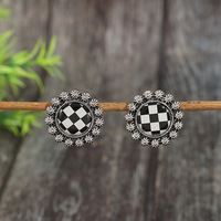 Boucles d'oreilles pendantes vintage gothiques victoriennes à motif étoilé et damier, en argent oxydé rétro, avec bordure florale et grille noir et blanc