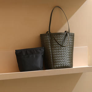 Bolso de Hombro Tipo Cubo de Cuero Vacuno <span class=keywords><strong>ZAMO</strong></span> 2025 para Mujer, Nuevo Modelo, Tejido Simple, Cuero Genuino, Forro de Poliéster, Cierre de Cremallera y Broche - Product Image 4