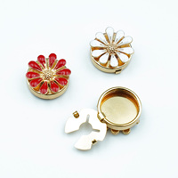 Set Penutup Kancing Baju Motif Bunga Daisy dan Hati Enamel OEM, Penutup Kancing Jepit, Pabrik Kustom untuk Fashion Wanita