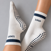 Chaussettes de yoga et de Pilates personnalisées avec broderie, soutien côtelé, compression de la voûte plantaire, semelle intégrale antidérapante