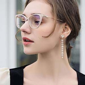 Gafas de Sol de Moda 2025 con Logotipo Personalizado para Mujer, Montura de Aleación TR90 en Forma de Mariposa, Gafas Ópticas Anti Luz Azul - Product Image 2