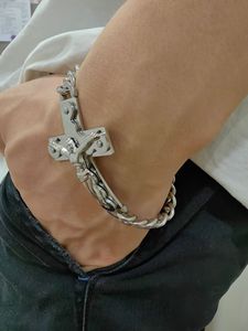 Bracelet Croix Crucifix en Acier Inoxydable 316L Plaqué Or 18 carats et Argent, Chaîne Curb, Bijoux Religieux Corpus pour Hommes et Femmes, Vente en Gros, Personnalisation OEM - Product Image 5
