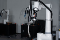 Machine de soudage laser à fibre, machine de soudage laser robotisée pour tôles, machine de soudage laser industrielle robotisée 6 axes 3 kW