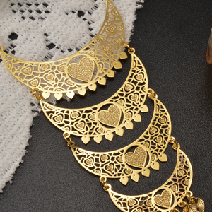 Collares largos de moda bohemios con borlas de metal pulido antideslustre, corazón, luna creciente hueca de filigrana y detalles en oro de 18k. - Product Image 4