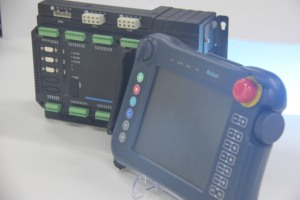 โซลูชันการขับเคลื่อนและควบคุมแบบรวมสำหรับเครื่องจักรเคลื่อนที่แบบสามแกนพร้อมเซอร์โวมอเตอร์ 3 ตัวและแท่นควบคุมแบบเคลื่อนที่ - Product Image 4