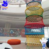 Structure d'escalade en filet de corde nid d'abeille arc-en-ciel personnalisée pour aire de jeux intérieure, équipement de parc d'aventure certifié CE