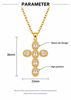 ARNAN Collier tendance en laiton plaqué or 18 carats et acier inoxydable avec pendentif croix chaîne de lèvre et grand zircon cubique (CZ) taille cabochon effet glacé