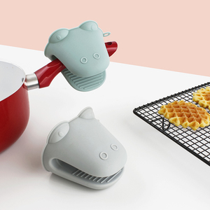 Ensemble de maniques de four et de dessous de plat en silicone imprimés antidérapants multi-usages pour cuisine - Product Image 1