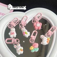 Ornement suspendu lapin rose et tendre tenant une radis, porte-clés poupée mignonne populaire, petit cadeau assorti pour les meilleurs amis