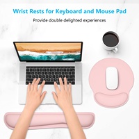 Ensemble clavier et souris en mousse à mémoire de forme rose avec repose-poignets, tapis de souris de jeu à motif de dessin animé, base antidérapante pour usage au bureau