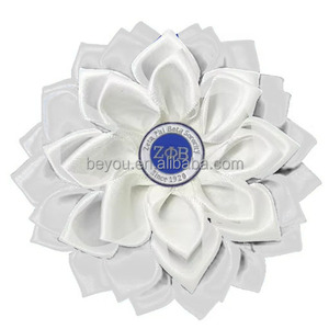 केंद्र लोगो को किसी भी डिजाइन ज़ेटा फी बीटा 1920 कस्टम नीले सफेद सैटिन पिन कंधे के कॉर्सेज फूल ब्रोच के लिए अनुकूलित किया जा सकता है। - Product Image 1