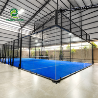 Terrain de paddle-tennis de luxe à cadre invisible Elite avec structure robuste et assemblage de verre sans joint pour hôtels et complexes de luxe