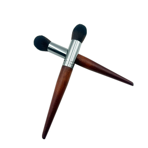 Pennello da Trucco Professionale Yuede di Alta Qualità, Angolare <span class=keywords><strong>per</strong></span> Blush e Fondotinta, Kabuki <span class=keywords><strong>per</strong></span> Polvere e Contorno, con Manico <span class=keywords><strong>in</strong></span> Legno e Setole Sintetiche - Product Image 1