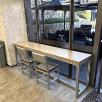 Table longue industrielle minimaliste en profilé aluminium, plateau en contreplaqué, comptoir de café commercial pour fenêtre