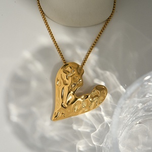 Collana con Ciondolo ANTI FASHION YOUTH 2027 Dazan, Nuova, Placcata in Oro 18k, Acciaio Inossidabile Antiossidante, Design Vintage Unico con Incisione 'Love' - Product Image 2