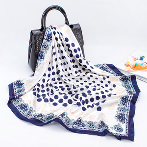 Bufanda de seda cuadrada de 90*90cm con estampado de puntos redondos en blanco y negro de estilo Vintage europeo y americano para el verano - Product Image 1