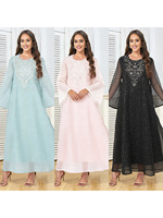 Robe longue musulmane de luxe 2026 Dubaï avec broderie florale en dentelle, col carré et manches cloche, tenue modeste