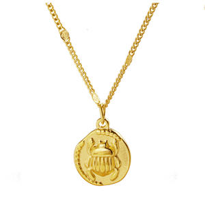 Una piccola collana con ciondolo rotondo di antico scarabeo egiziano, un ciondolo personalizzato in acciaio inossidabile e una clavicola - Product Image 5