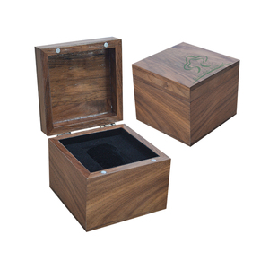 Caja de madera de nogal para artesanías, joyero cuadrado de madera con tapa con bisagras, recuerdo de madera - Product Image 1