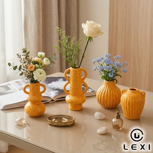Ensemble de vases <span class=keywords><strong>en</strong></span> céramique orange style Wabi Sabi moderne avec surface texturée et double poignée pour la décoration intérieure, présentation sur table de salon - Product Image 1