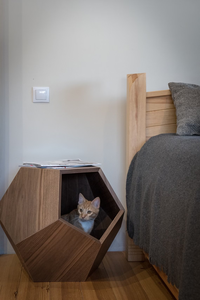 Cama Cueva de gato MDF chapada en madera de nogal moderna, muebles para mascotas, mesa auxiliar geométrica - Product Image 3