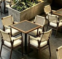 Ensemble de salle à manger moderne et durable en rotin, ambiance forêt, pour restaurants et environnements de restauration décontractée