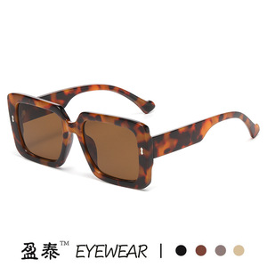 Gafas de Sol Cuadradas con Bloques de Color Marca G, Protección UV400, Unisex - Product Image 4