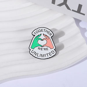 Alfileres de esmalte inspirados en la película, broches de corazón verde rosa, insignia, Pin de solapa, accesorios de ropa, joyería divertida, regalos para fanáticos - Product Image 2