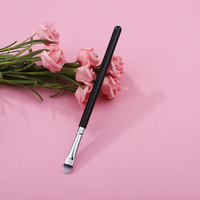 Kuas Concealer mata hitam kecil kustom MOQ rendah kuas Concealer mata sintetis kuat datar pegangan kayu kuas tunggal untuk Concealer mata