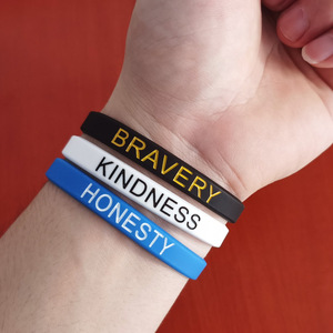 Braccialetti in Silicone Promozionali Personalizzati per Festival con Scritte di Coraggio, Saggezza <span class=keywords><strong>e</strong></span> <span class=keywords><strong>Gentilezza</strong></span> - Product Image 6