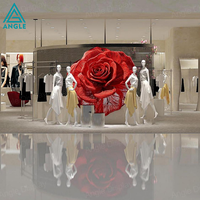 Porte-vêtements en métal style industriel pour femmes, étagère à vêtements, idéal pour les boutiques de mode urbaines – Idée de design d'intérieur