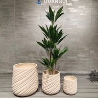 Set Pot Bunga Keramik Modern Dengan Desain Berpilin, Finishing Mengkilap, Pot Tanaman Indoor Gaya Minimalis Warna Beige
