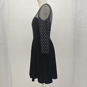 เดรสผู้หญิงทรงเข้ารูป ยาวคลุมเข่า ผ้ากำมะหยี่สีเงิน ลายด็อบบี้ เอวธรรมชาติ แต่งลูกไม้ กระดุม ซิป ทอแบบพิเศษ รุ่น ALBBCBS07 - Product Image 3