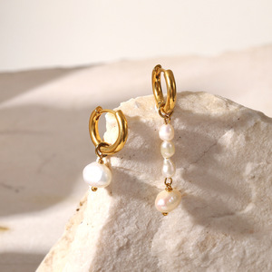 Orecchini Pendenti Asimmetrici con Perle in Acciaio Inossidabile Placcato Oro 18k, Bestseller per Donne - Product Image 2